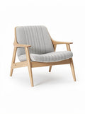 "Moderne Scandinavische Fauteuil met Houten Frame en Gestreepte Bekleding"