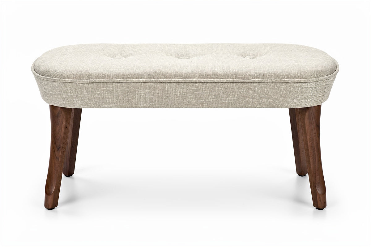 Technische titel: "Elegante stoffen bank, bekleed met licht textiel en houten poten"
